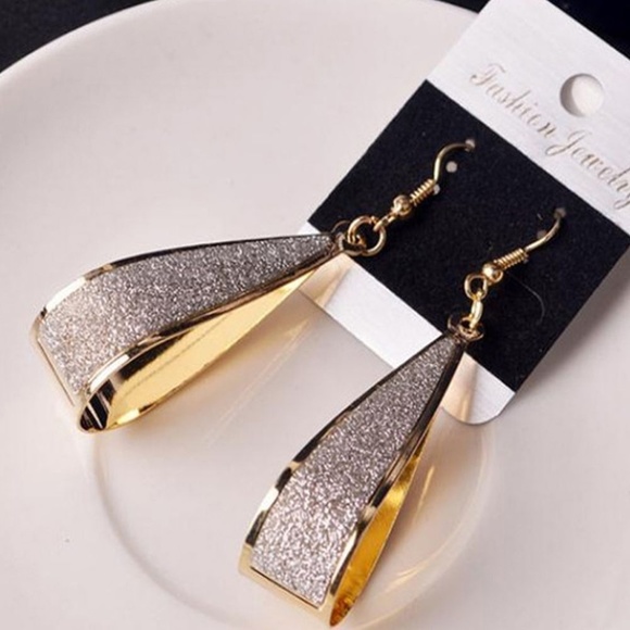 Jewelry - Super shiny Hook earing